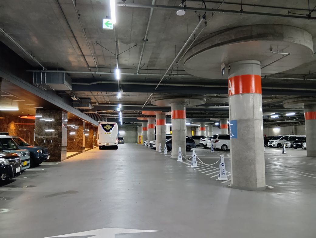 ホテル地下に巨大な駐車場を発見（写真：筆者撮影）