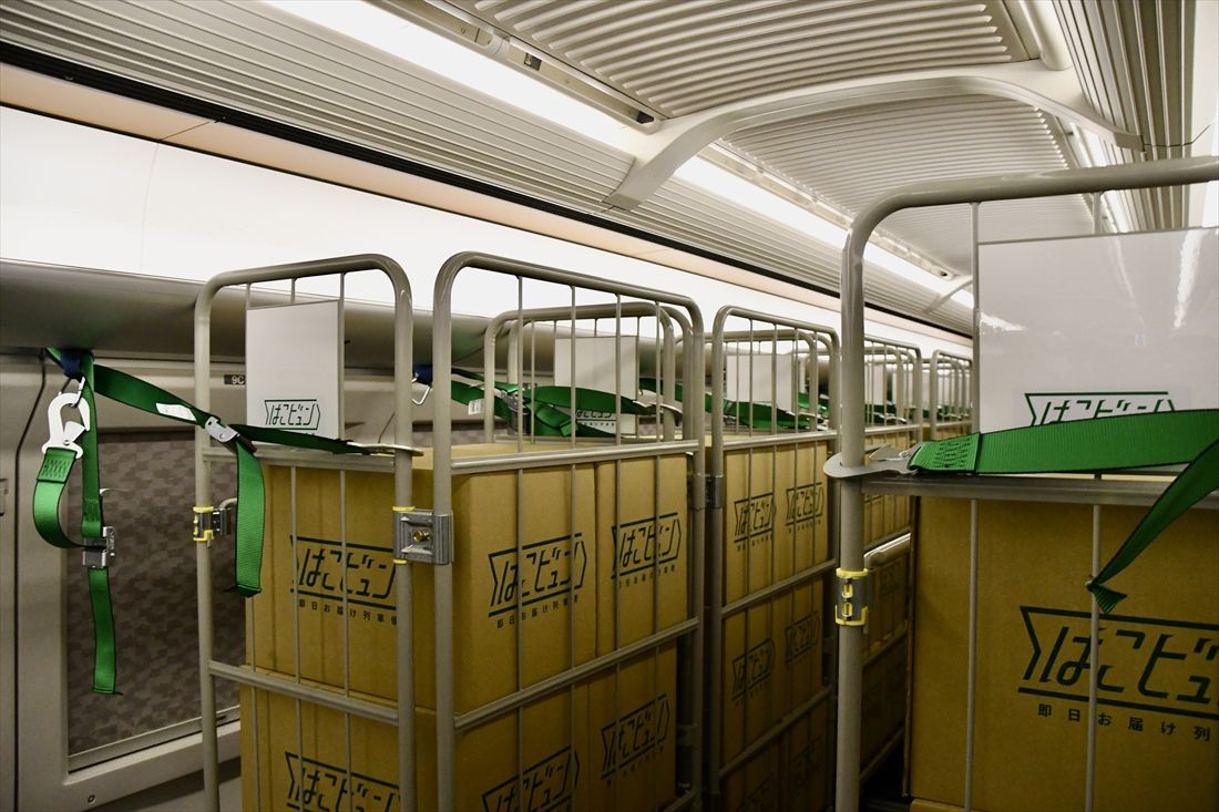 荷物を積んだ状態。1編成7両で最大1000箱程度の荷物を搭載できる（記者撮影）