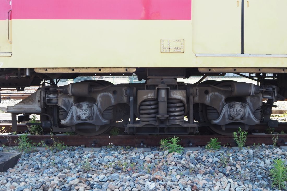 天神大牟田線とは軌間が異なるため、台車は元西武鉄道の狭軌台車に交換している（記者撮影）