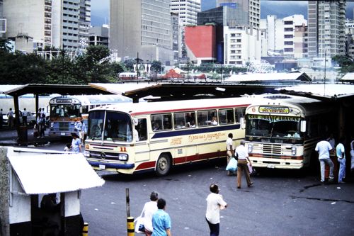 郊外や長距離はバスに頼っていた（1987年　筆者撮影）