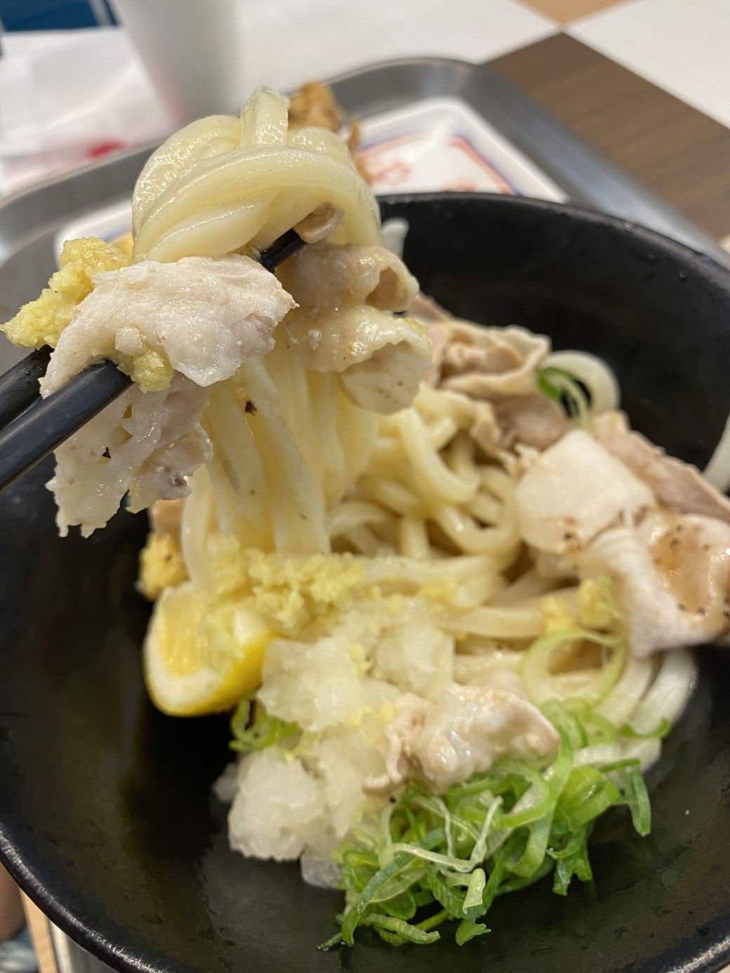 こちらははなまるうどん。寒くなっても、うどんとそばは冷たい方が好きな筆者である（筆者撮影）