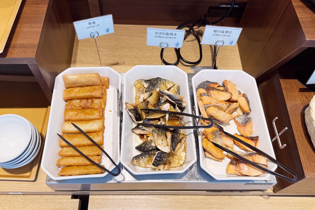 ジョナサンの朝食バイキング。焼き魚2種の隣には春巻きも（筆者撮影）