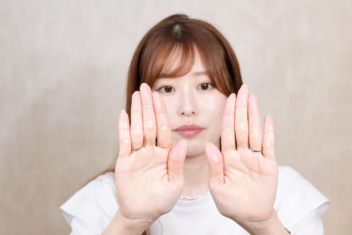 前髪のセットの仕方を解説するAYAMARさん