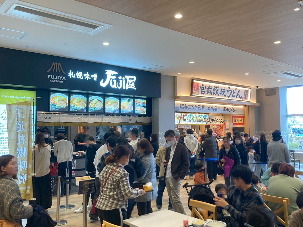 ここでも麺類が一番人気。みんな大好き、うどんとラーメン（筆者撮影）