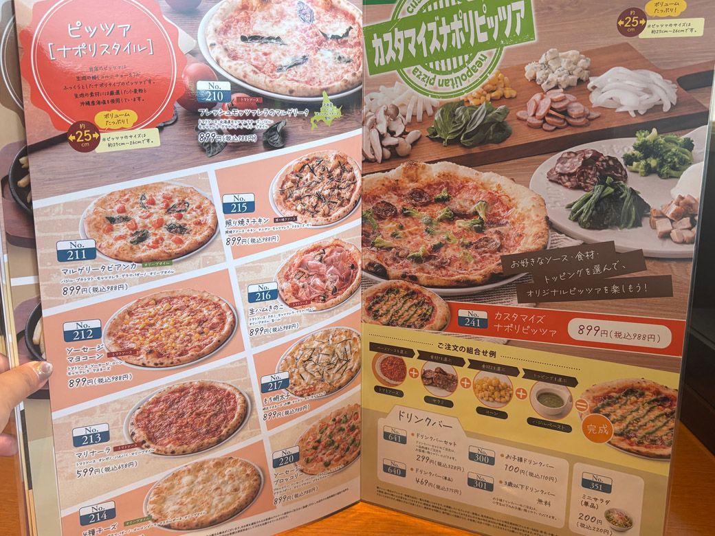 7月17日にグランドメニューが刷新され、「カスタマイズナポリピッツァ」が登場（筆者撮影）