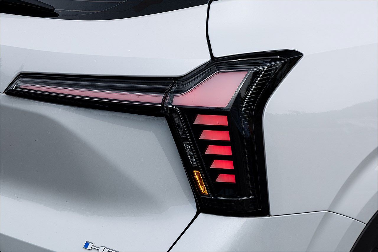 三菱の新型SUV「エクスフォースHEV」（筆者撮影）