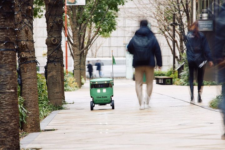 オフィス街の歩道を走行してデリバリーする自律型ロボット（写真：Uber Eats）