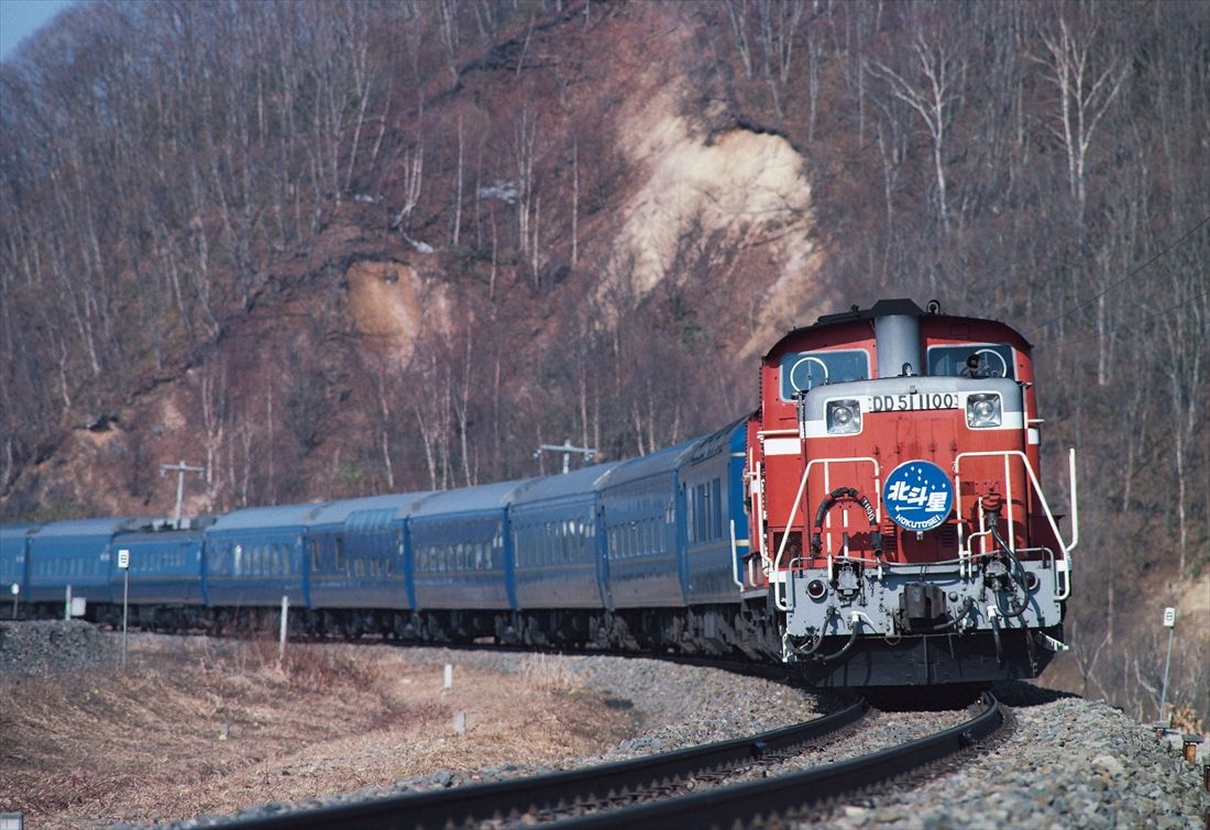 国鉄色のDD51形が牽引するブルートレイン「北斗星」（撮影：南正時）