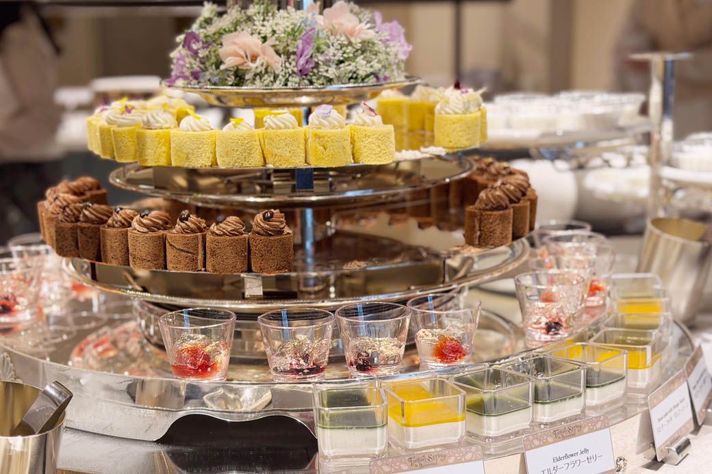 フロマージュブランロールケーキ、チョコレートロールケーキ、エルダーフラワーゼリー、パンナ・コッタ・マンゴーソース、パンナ・コッタ・抹茶ソース（写真：筆者撮影）