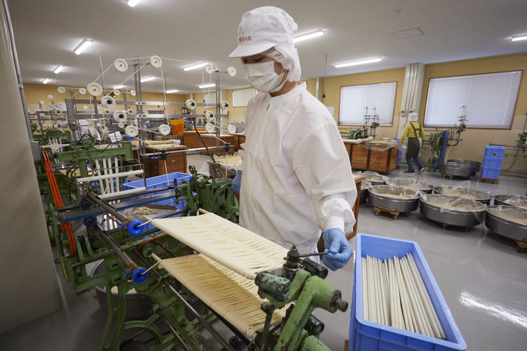 揖保乃糸全11工程に、効率的な生産を図るために機械化が導入されている。それでも、すべての工程で職人による目利きや技術は欠かすことができないという。詳細は揖保乃糸公式サイトで見ることができるからのぞいてほしい（組合提供）