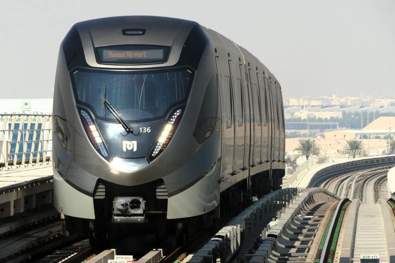 ドーハのメトロは3両編成、1435mm標準軌、第三軌条集電（筆者撮影）