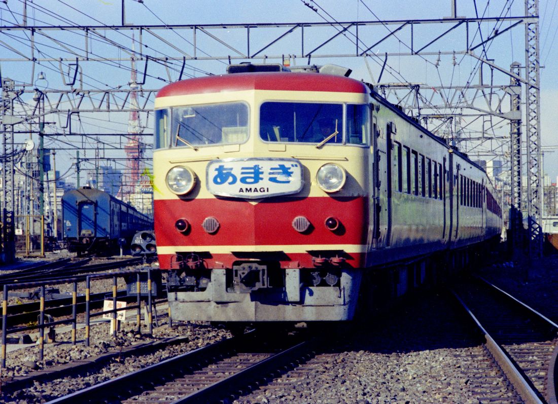 かつての157系特急「あまぎ」。185系はこの車両を近代化したようなデザインで、同じ塗装がよく似合っていた＝1970年（撮影：南正時）