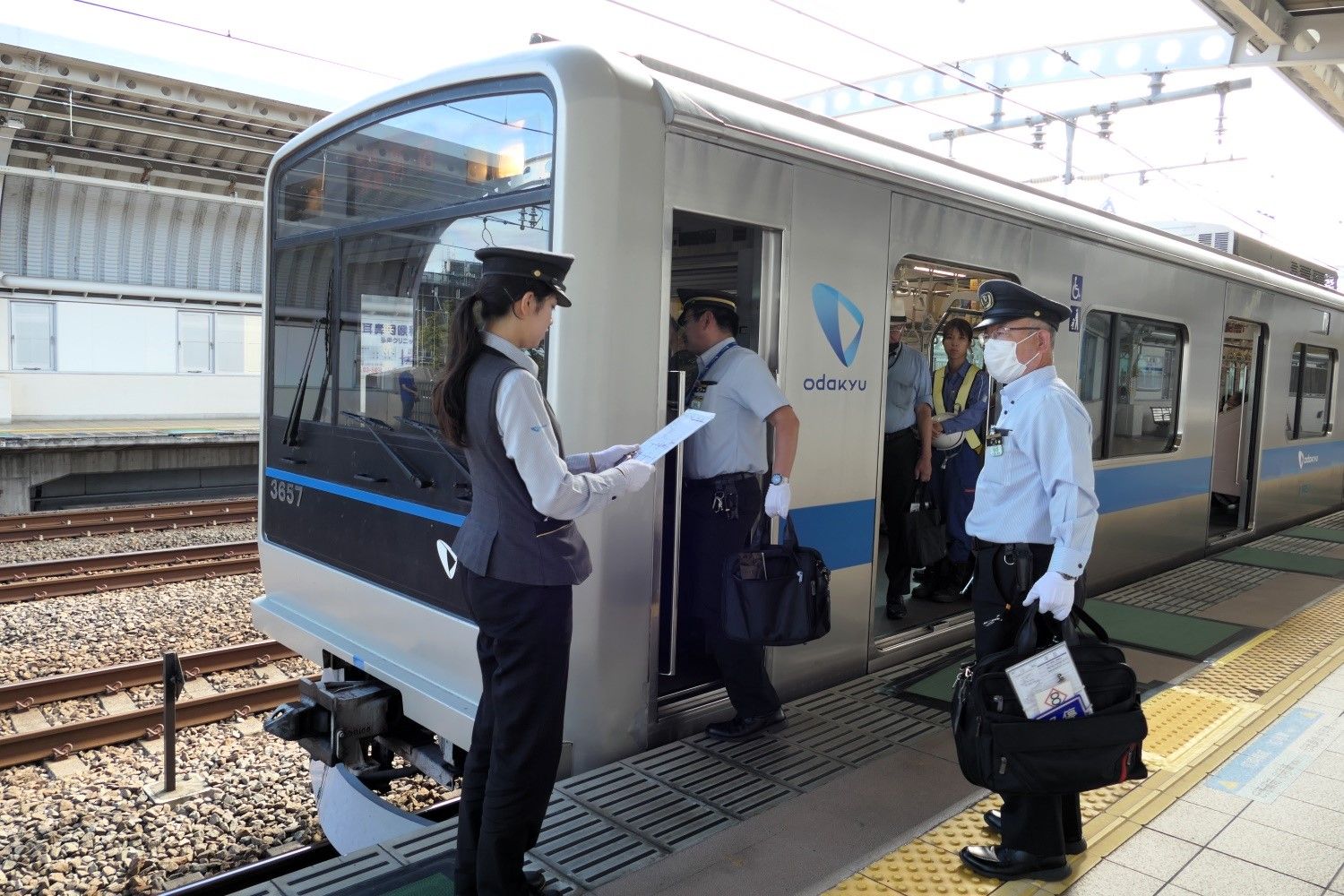 同駅で交代する乗務員（記者撮影）