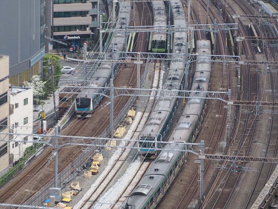田町駅付近の線路。西（左）から京浜東北線北行・山手線内回り・外回り・京浜東北線南行・東海道線上り・下りの線路が並ぶ。右端は東海道新幹線だ（記者撮影）