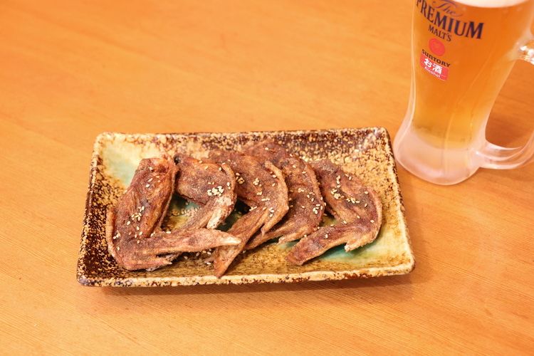 年間500万本販売しているという手羽先唐揚（5本660円）。こしょう強めと弱めが選べる。強めにするとかなり辛く、ビールに合う。パリパリした小気味よい食感だ（撮影：尾形文繁）
