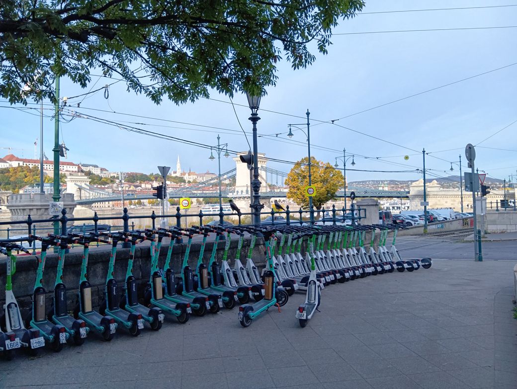 先日渡航したハンガリーでは、電動キックボードがきちんと整列して並んでいた。おそらく返却場所が指定されているのだろう（筆者撮影）