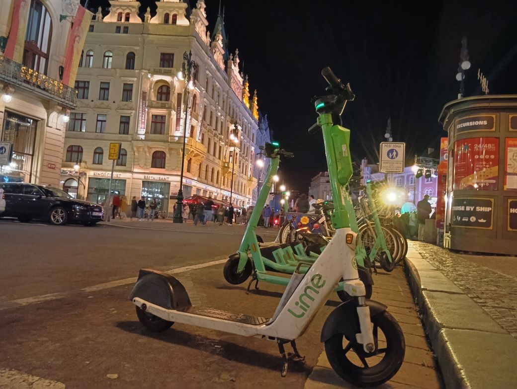 プラハでは『Lime』と書かれた電動キックボードが多かった（筆者撮影）