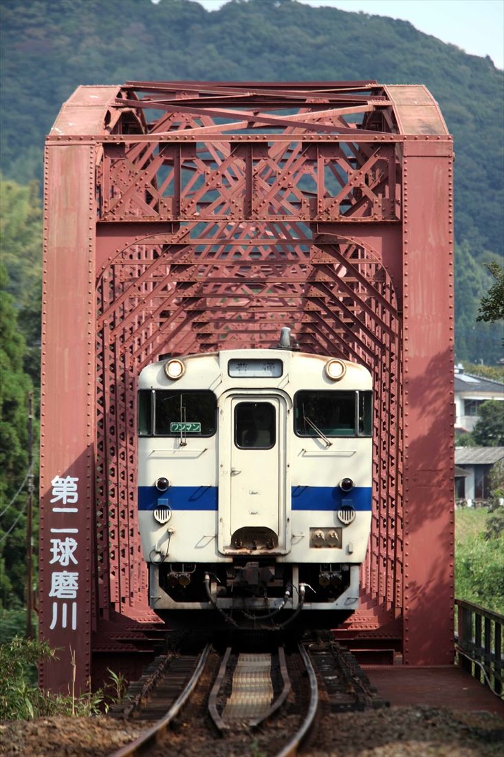 肥薩線の第二球磨川橋梁を渡る列車（撮影：南正時）