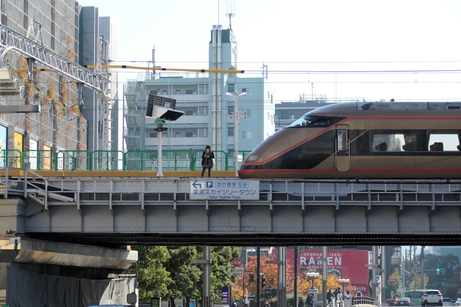 下り線ホームの一部は道路の上空に（記者撮影）