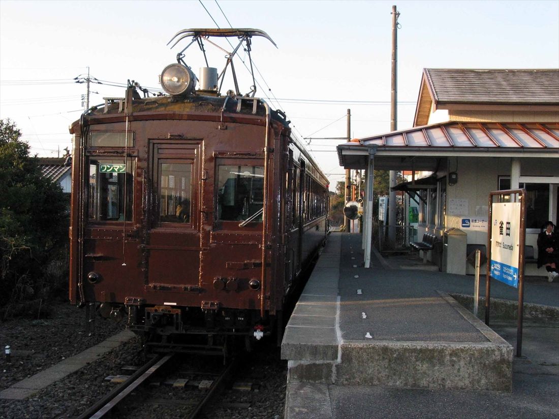 雀田駅に停車するクモハ42形（撮影：南正時）