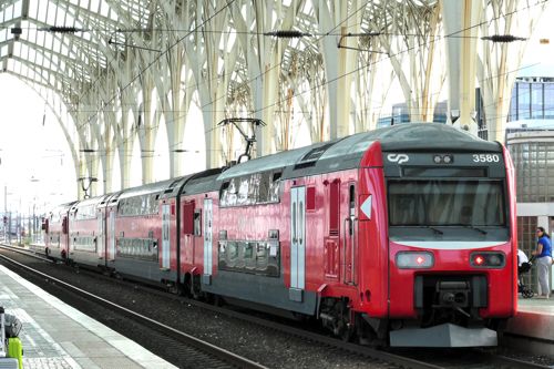 近郊電車には2階建て車両も。目的はもちろん全員着席（筆者撮影）