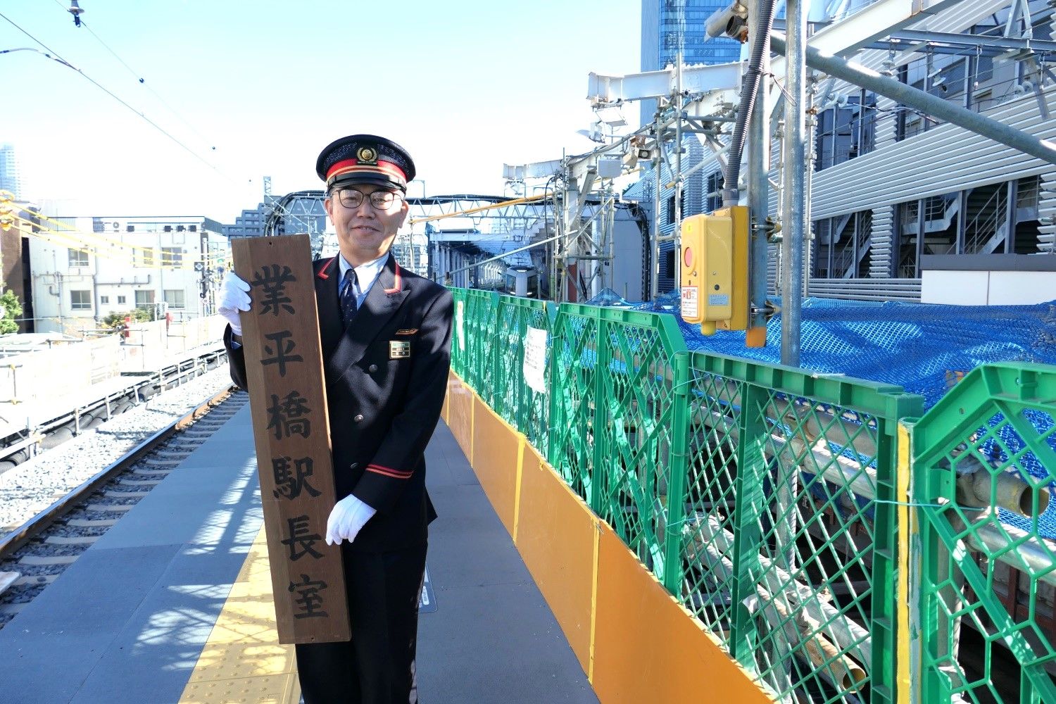 とうきょうスカイツリー駅の荒木健二駅長。「業平橋駅長室」の看板が駅に残されている（記者撮影）