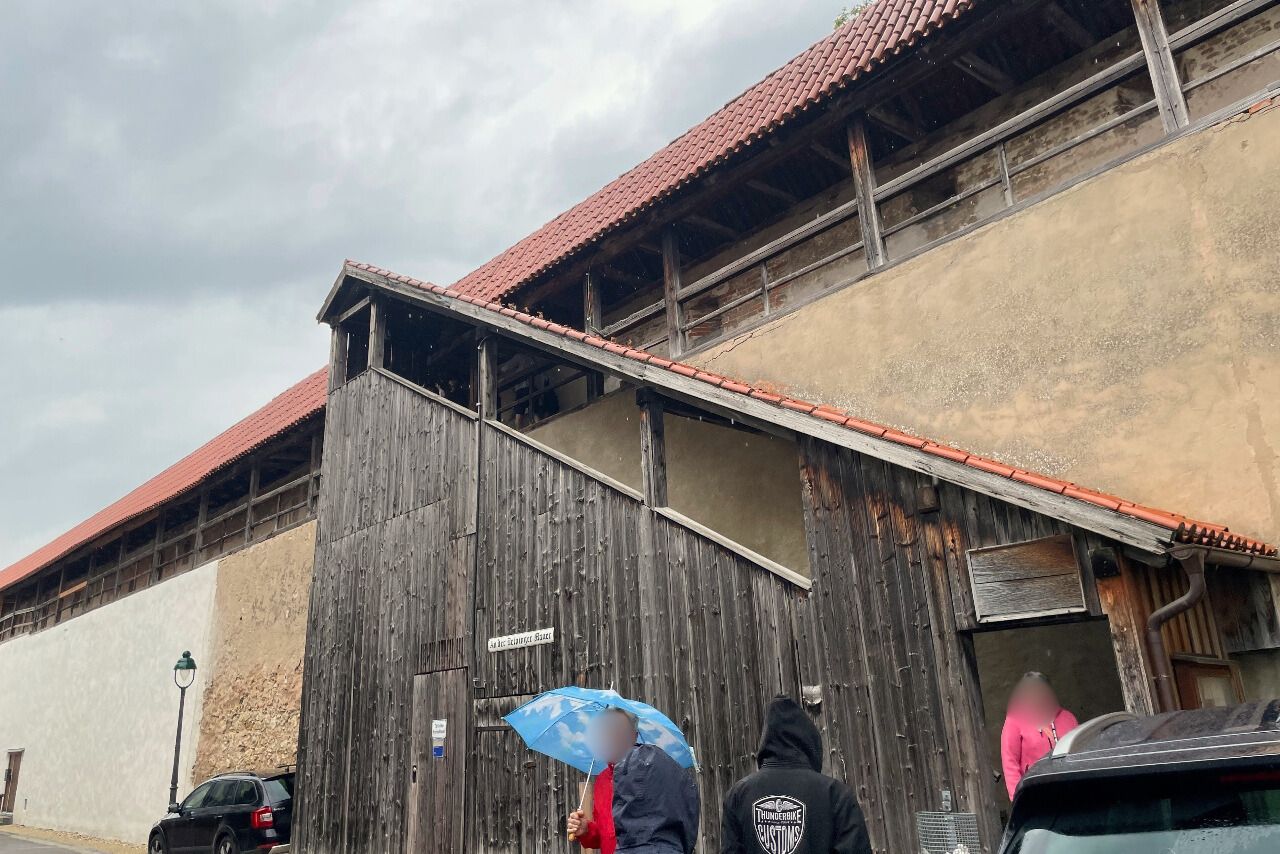 城壁に上がる階段。この日は雨で観光客は少なかったものの、多くの人が壁に上っていた（写真：筆者撮影）