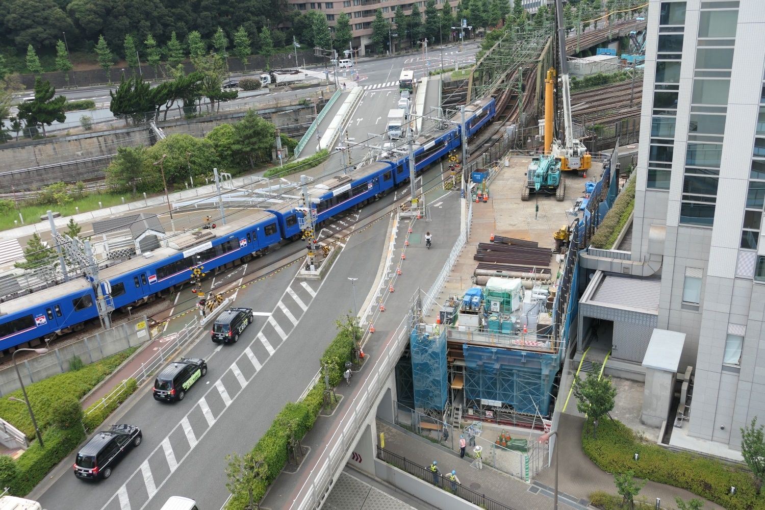 八ツ山跨線線路橋と京急電車