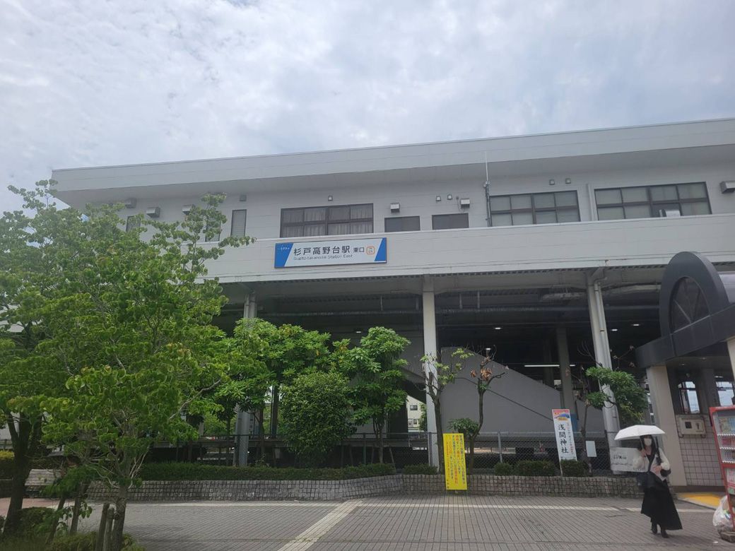 「フライングガーデン杉戸高野台店」はロードサイドだが、東武日光線杉戸高野台駅から徒歩圏内でもある（筆者撮影）