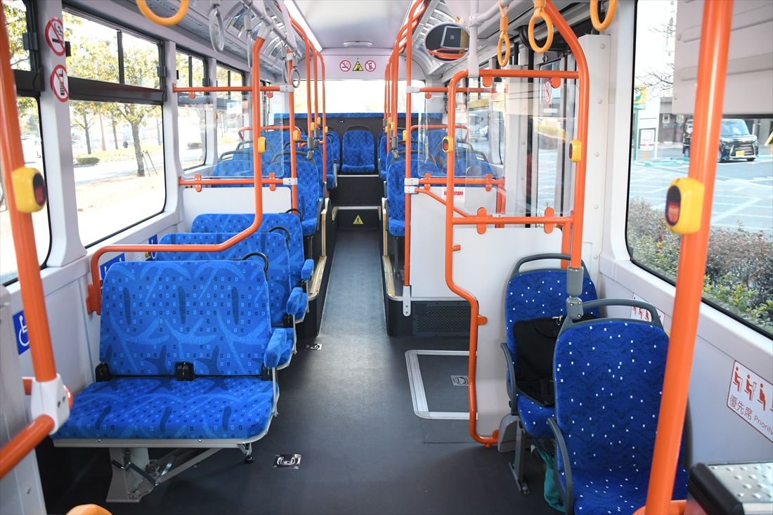 自動運転実証実験に使われるEVバスの車内（記者撮影）