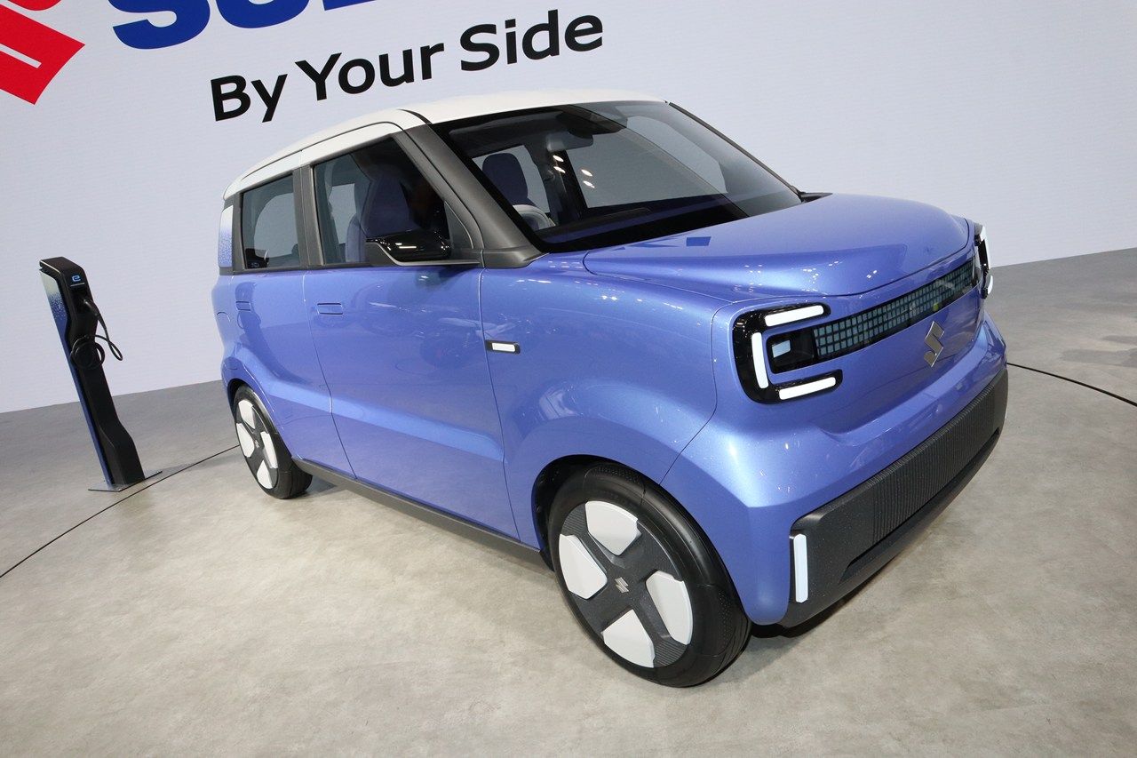 スズキ「ビジョンe-スカイ」（筆者撮影）