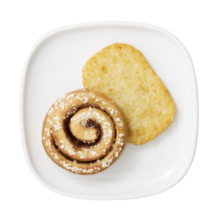イケアのロングセラー商品であるシナモンロールに、ハッシュドポテトがついたセットが100円で提供（写真：イケア提供）