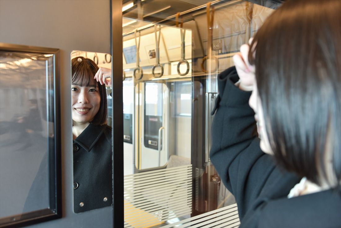 相鉄線の特徴の1つ、車内の鏡は13000系でも健在（撮影：大澤誠）