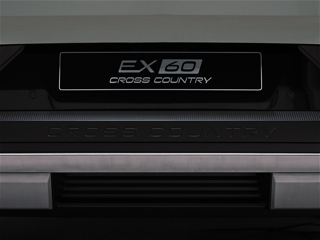 EX60と同時に発表されたボルボ「EX60クロスカントリー」（写真：ボルボ・カー・ジャパン）