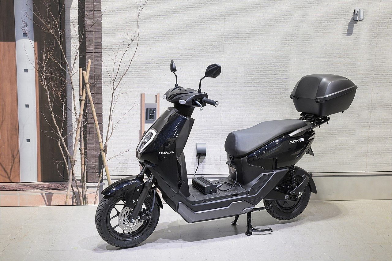 原付一種のホンダ新型電動スクーター｢アイコンe:｣（写真：ホンダモーターサイクルジャパン）