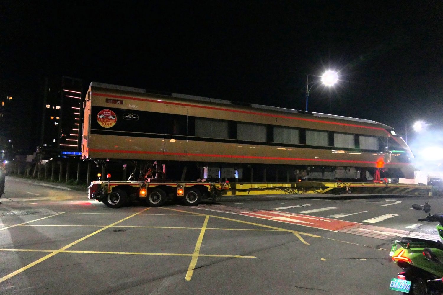 台北駅へ向けて出発するトレーラー（記者撮影）