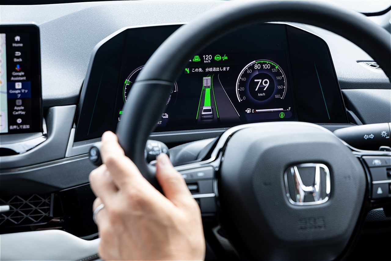 ホンダ量販モデル初のハンズオフ機能を搭載した「アコード e:HEV Honda SENSING 360＋」（写真：三木 宏章）
