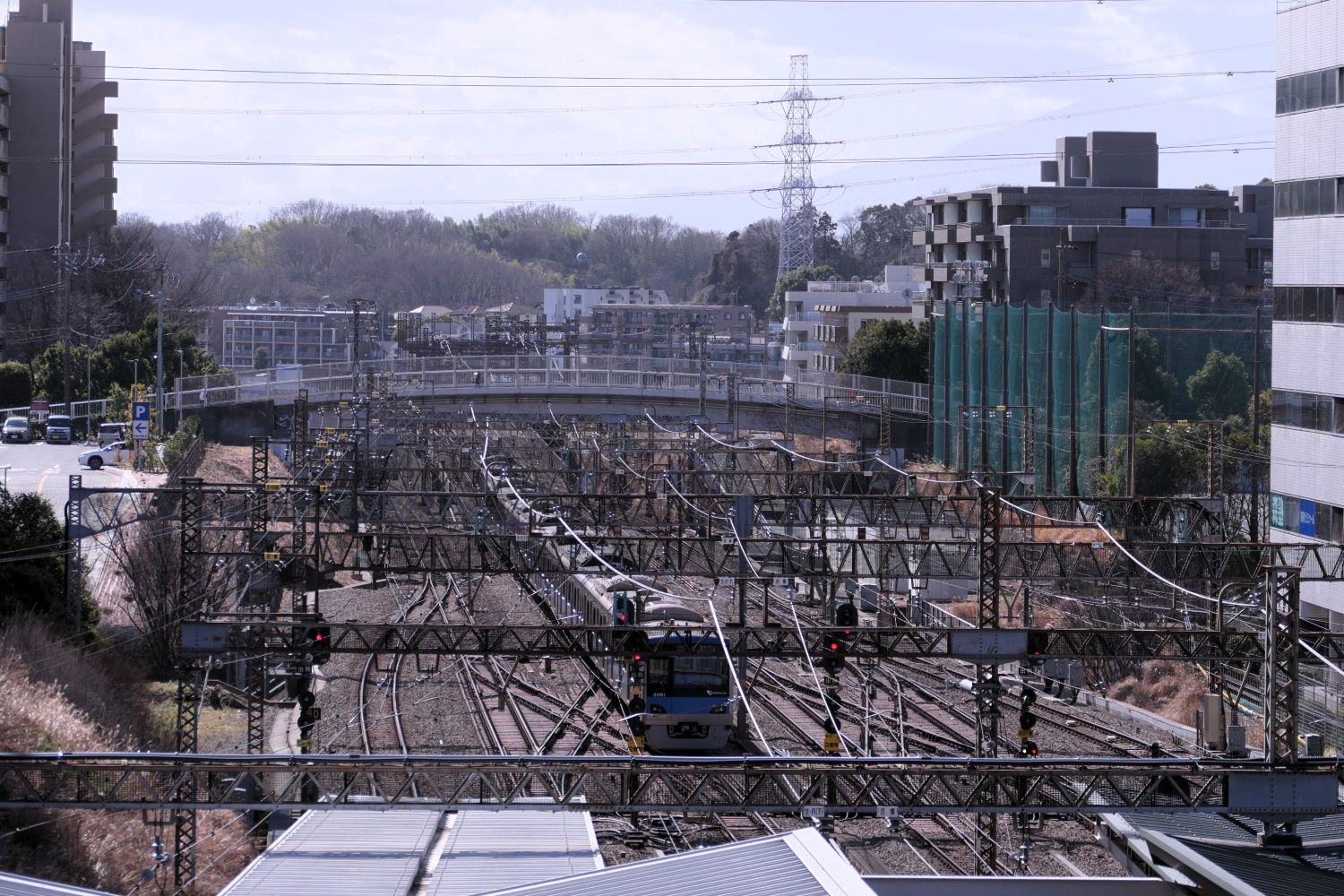 バックヤードの窓から見た小田原方面（記者撮影）