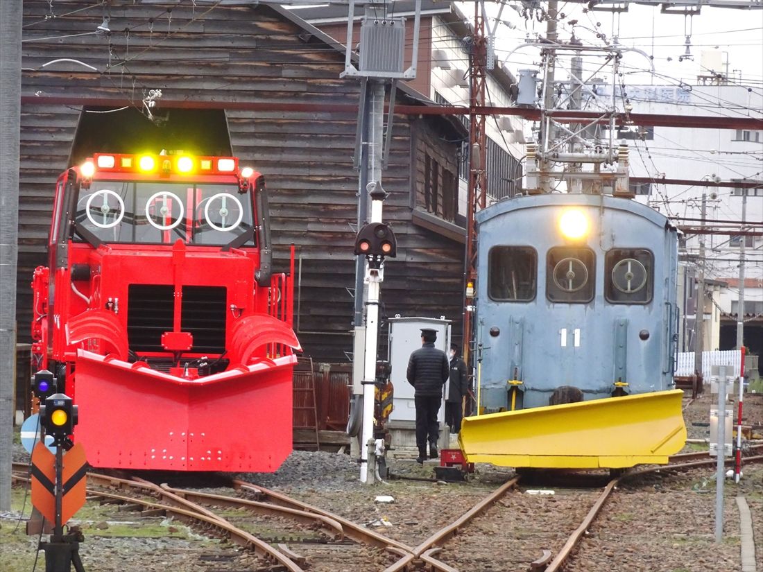 福井鉄道の新旧除雪車。大正生まれのデキ11（右）と2024年製造のMC600形モーターカー（撮影：南正時）