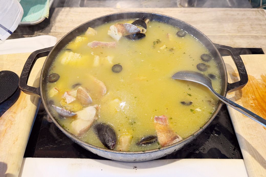 鯛、ムール貝、あさりなど魚介たっぷりのアクアパッツァ（写真：筆者撮影）