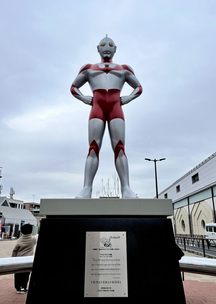 ウルトラマン商店街のシンボルともいえる、巨大なウルトラマンシンボル像（筆者撮影）