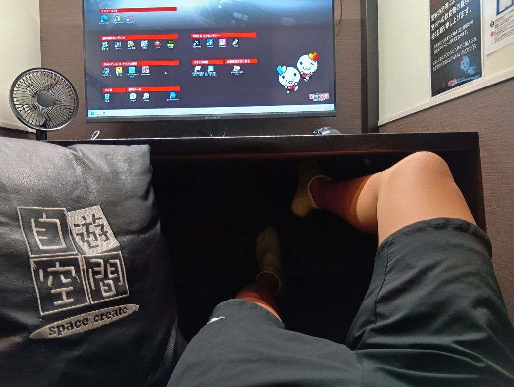 仮眠する際、パソコンチェアの下に足を入れるか、それとも頭を入れるか軽く迷う（筆者撮影）