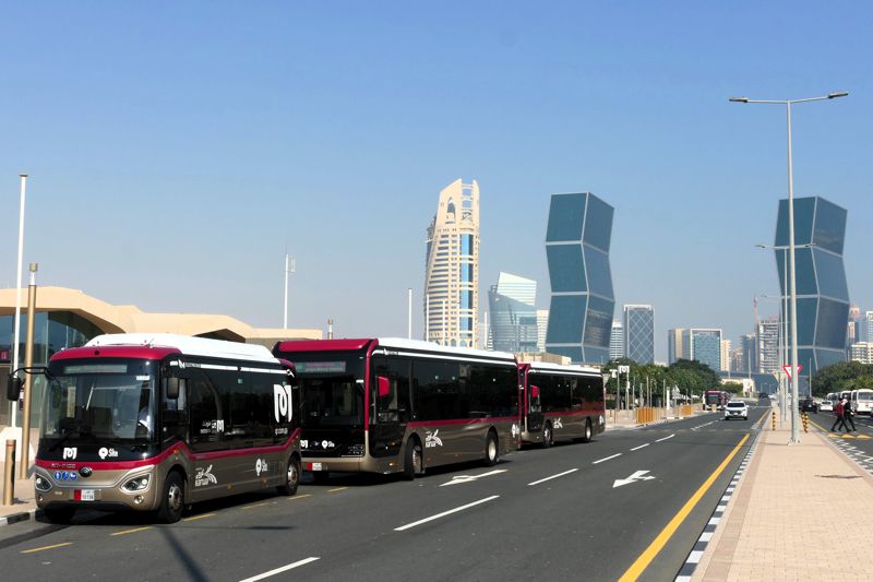 ドーハの路線バスは小型も大型も中国製充電式電気車両（筆者撮影）