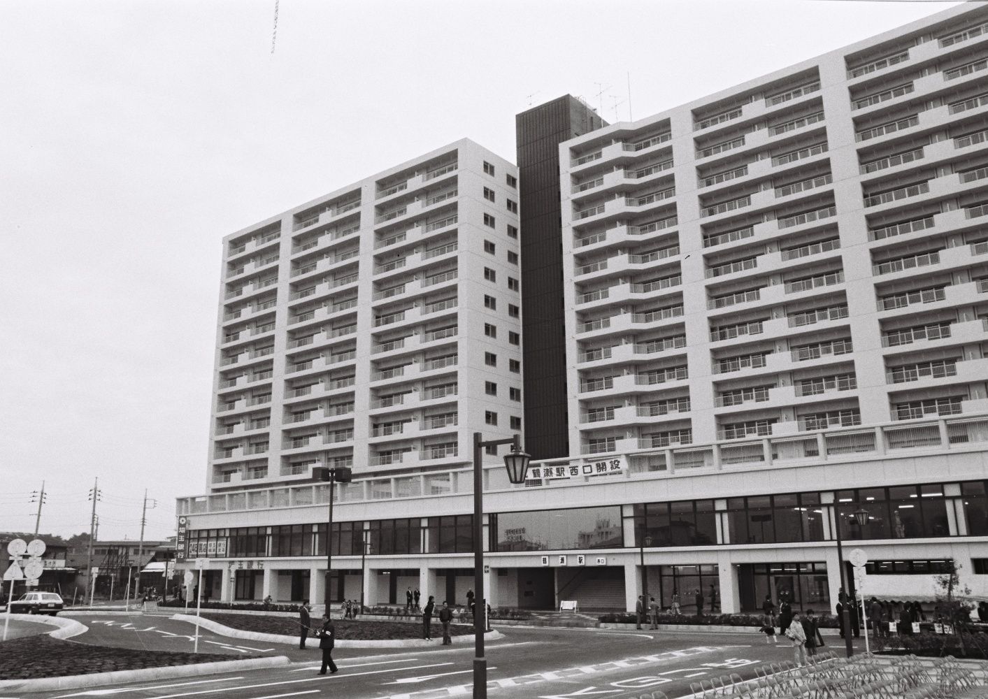 完成した鶴瀬駅西口ビル＝1980年3月9日（写真：東武博物館）