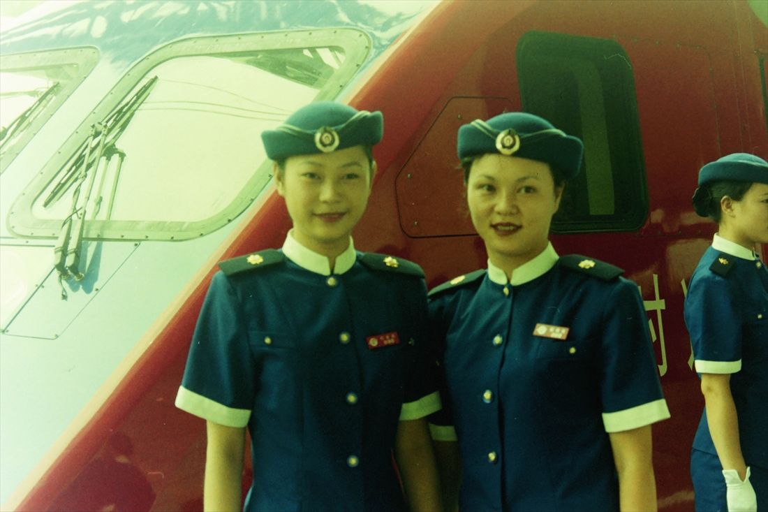 「新時速」の客室乗務員。香港まで毎日運行されていたことも（筆者撮影）