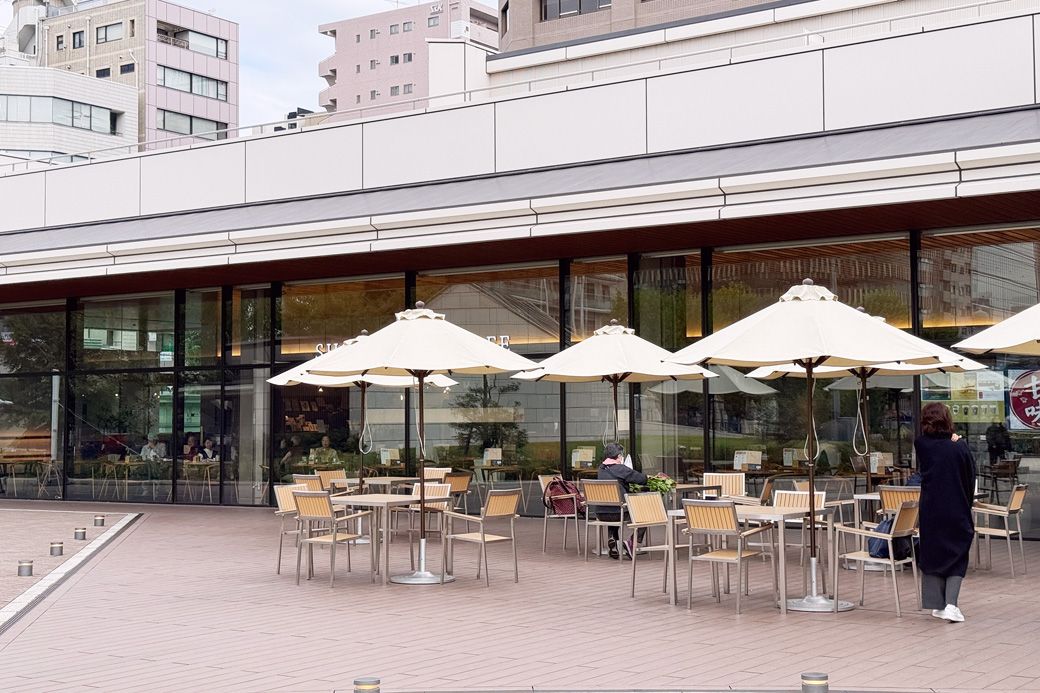 本堂向かって左手、2017年に完成した別棟「インフォメーションセンター」で朝食メニューを提供（筆者撮影）