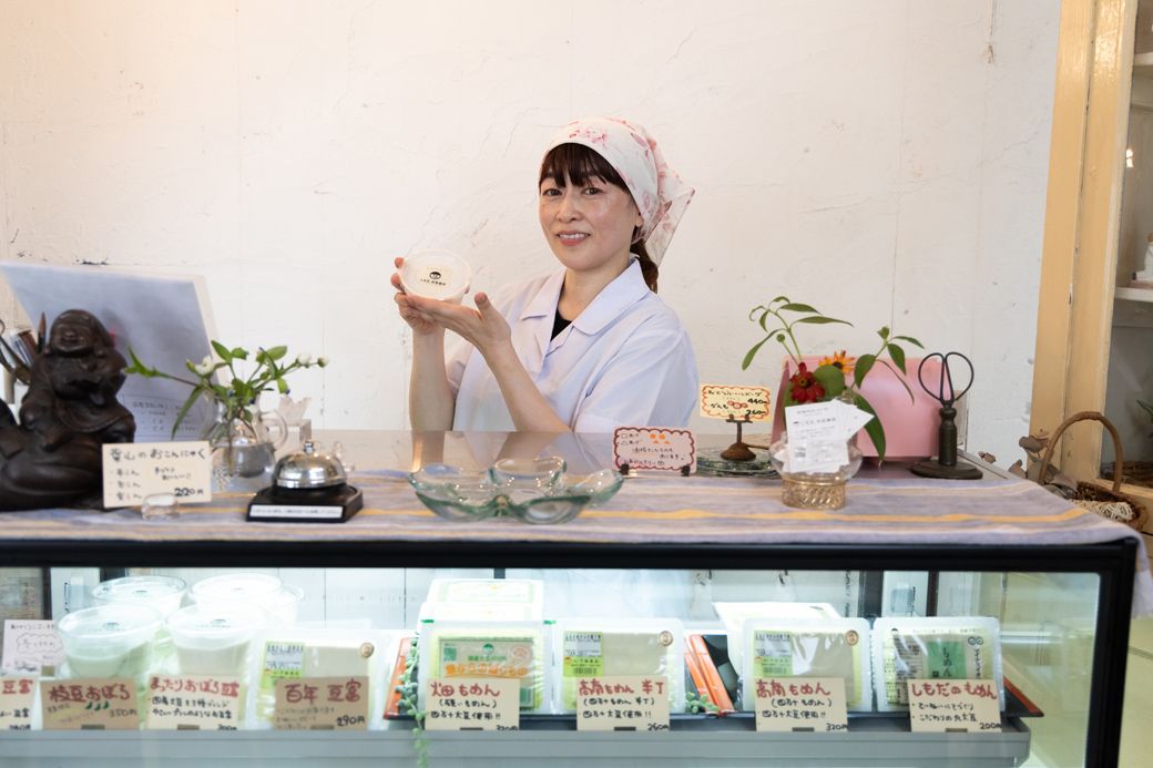 まったりおぼろ豆腐を持つ下田さん（筆者撮影）