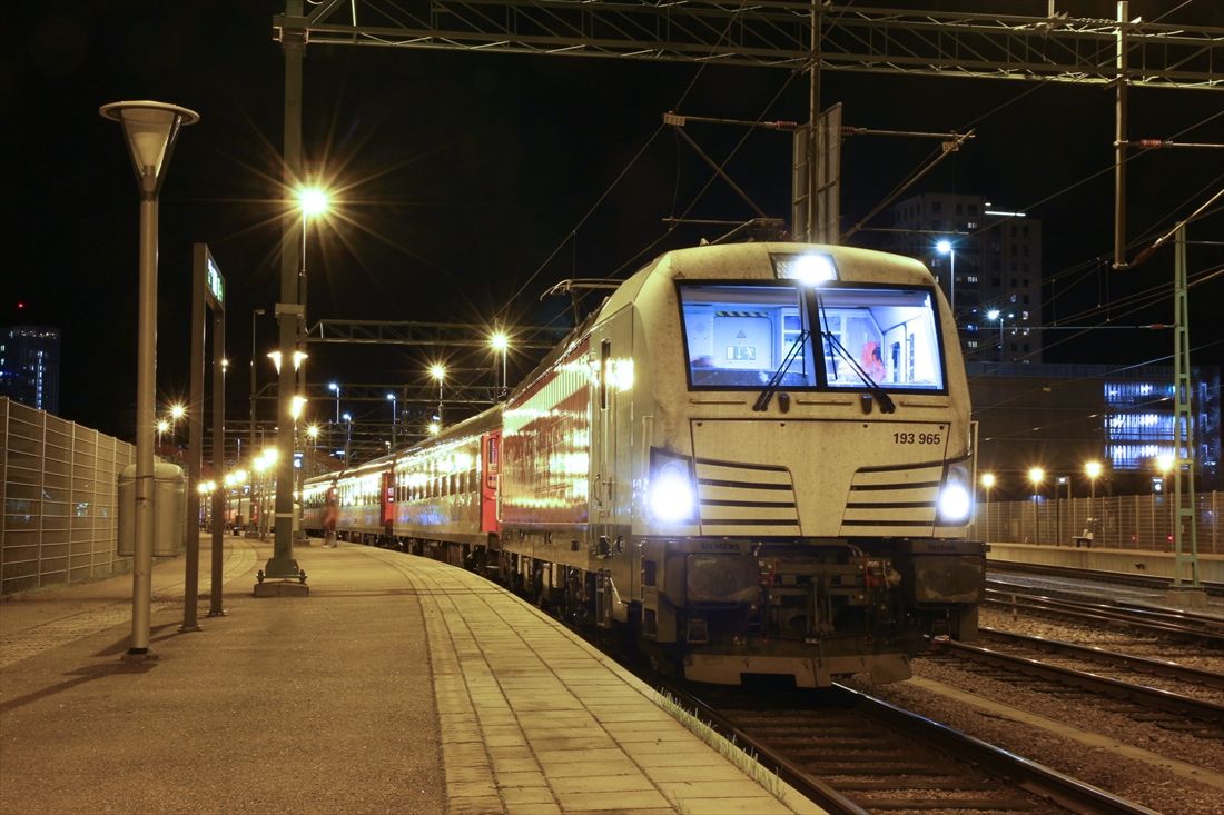 ドイツへ向けて発車を待つ「スネルトーゲット」の夜行列車（撮影：橋爪智之）
