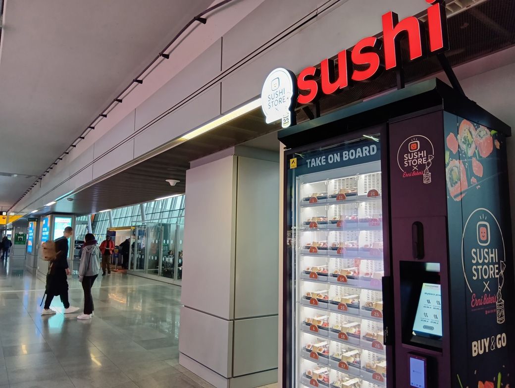 ポーランドの空港に置かれていたSUSHI自販機（筆者撮影）