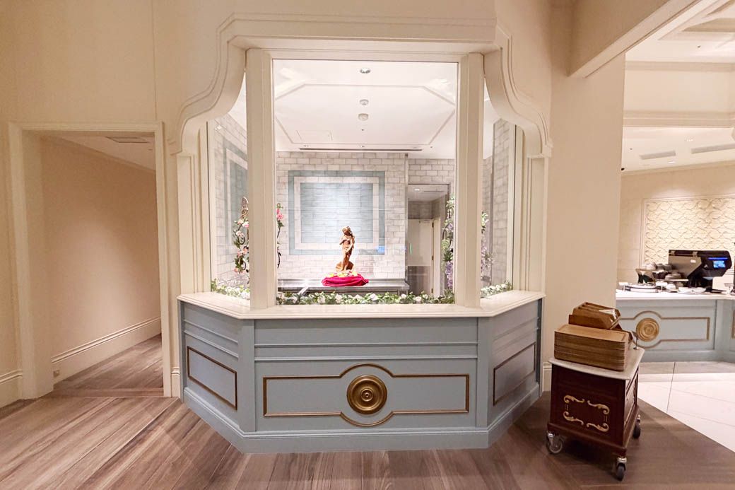 ガラスで囲われたキッチンエリア。奥にはチョコレートのビーナスが佇んでいました（写真：筆者撮影）